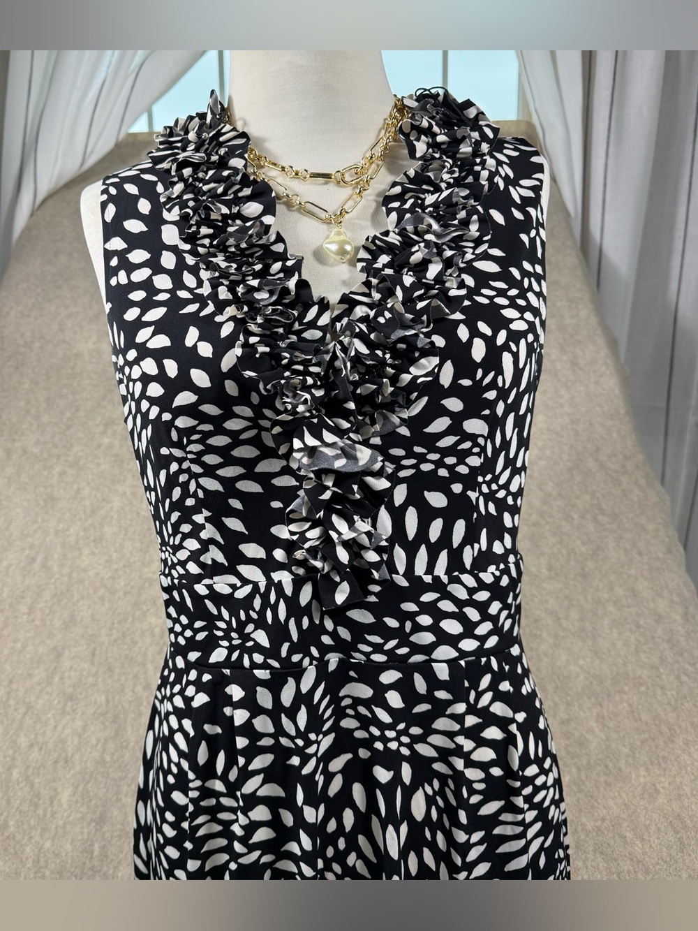 London Style Collection Sleek Black/White Ruffle V-Neck Sleeveless Dress Sz 12